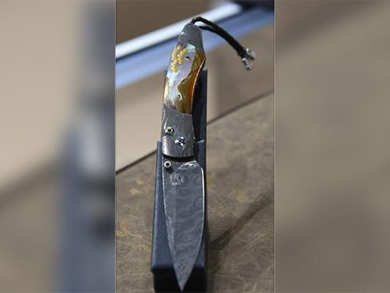 بالفيديو... سكين بسعر خيالي في معرض أبوظبي للصيد والفروسية